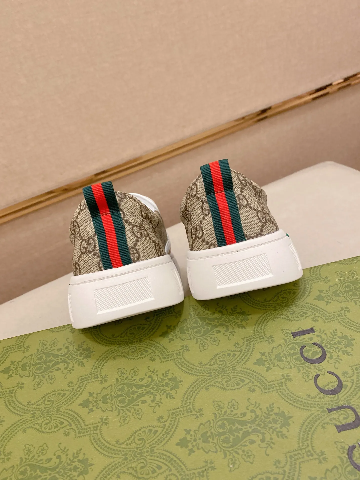 Factory price: 400💰 (GUCCI) The latest model from the official website 🎁🎁Casual and fashionable men's shoes👟, hot style💥The version is simple and elegant, exclusive for trendy men. Unique latest brand elements from the official website👑Original decoration, fashionable and generous, the fabric is original cowhide ✅Sheepskin lining, the official website specifies wear-resistant casual outsole, the classic model is taken in kind at the counter🎬38-44 (45 is not returned or exchanged when customized)